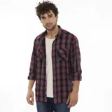 Camisa Wrangler de franela a cuadros en tonos rojo, azul y negro, con dos bolsillos frontales con solapa abotonada y mangas largas con puños abotonados.