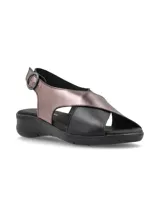 Sandalias color beige con tiras cruzadas en la capellada, una tira color dorado y otra color beige. Tiene una tira trasera con hebilla para ajustar al tobillo y suela baja.