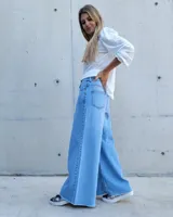 Jean wide leg desflecado en el ruedo, de denim 100% algodón, color azul claro.
