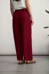 Pantalón negro de corte palazzo, con cintura alta con cordón ajustable y bolsillos laterales.