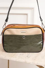 Bandolera rectangular con correa larga regulable, confeccionada en cuero vegano con combinación de texturas y colores: parte superior en beige liso, parte central en verde con efecto piel de cocodrilo y parte inferior en marrón.