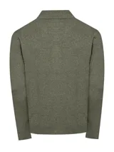 Sweater verde oliva de lana con cierre frontal completo, cuello alto y textura acanalada.