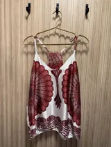 Top blanco con estampado de mandalas color bordó, breteles finos y espalda tipo nadador.