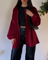 Sobrecamisa bordó de plush con mangas largas abullonadas y cierre frontal con botones.