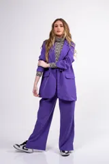 Blazer violeta de corte oversized con solapas de muesca y bolsillos de parche.