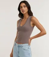 Blusa básica sin mangas color gris topo, con escote en V y textura acanalada. Confeccionada en algodón con elastano.