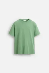 Camiseta verde de algodón, corte relaxed fit, cuello redondo y mangas cortas. Tiene un efecto de lavado que le da una apariencia única.