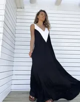 Vestido largo negro con escote en V blanco y corte holgado.