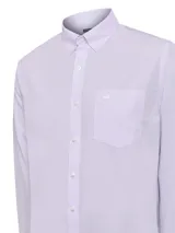 Camisa de vestir RKF, modelo Cityscape, color lavanda con diseño de mini cuadrados. Corte regular, cuello americano abotonado, manga larga con puños abotonados y bolsillo en el pecho con logo bordado.