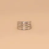 Anillo ancho de plata 925 con diseño de múltiples aros finos paralelos.