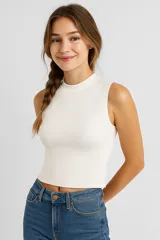Top rojo de tejido de punto acanalado, con cuello alto y sin mangas.