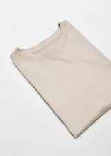 Remera color beige de algodón, con cuello redondo y mangas cortas.