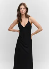 Vestido midi negro de tirantes finos con escote en V fruncido.