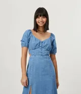 Vestido midi de jean celeste con escote en V, mangas cortas abullonadas, botones forrados en el frente, abertura frontal y corte en la cintura.