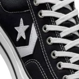 Championes de lona color negro con detalle de estrella blanca, diseño clásico y suela de goma.
