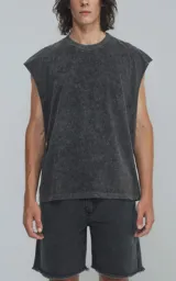 Musculosa gris con efecto nevado, corte oversize y hombros caídos.