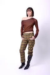 Pantalón recto con estampado abstracto en tonos marrones y negros, tiro medio.