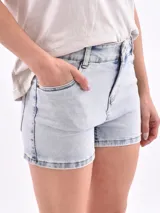 Short de jean celeste con lavado ácido, tiro alto y corte ajustado.