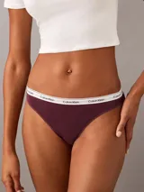 Bombacha clásica Calvin Klein color borgoña, de algodón elástico con cintura elástica blanca con el logo de la marca.