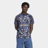Camiseta de fútbol Adidas del Club Atlético Boca Juniors, modelo Tercera Equipación temporada 24/25. Diseño azul con estrellas doradas, cuello redondo y mangas cortas con detalles dorados en los hombros. Incluye escudo del club, logo de Adidas y sponsor Betsson en el frente.
