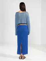 Sweater corto tejido con tres hilos de distintos tonos, uno de ellos con lurex.