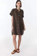 Vestido camisero celeste de lino con cuello mao, manga corta con detalle de calado y bolsillo de crochet.