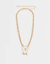 Collar corto dorado multicadena con dije de corazón y letra R.