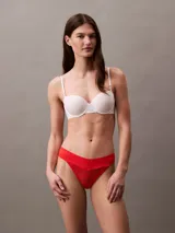 Colaless de encaje rojo con cintura elástica con logo de Calvin Klein.