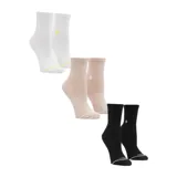 Pack de tres pares de medias tipo crew (tobilleras altas) de mezcla de algodón. Incluye un par blanco con logo amarillo, un par beige/rosa pálido con logo blanco y un par negro con logo blanco en la planta del pie.