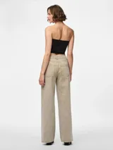 Pantalón jean color arena, de tiro medio, corte wide leg y calce regular. Confeccionado en denim 100% algodón, con diseño clásico de cinco bolsillos y cierre de botón y cremallera.