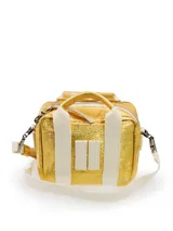 Bolso tipo lunchera de cuero dorado con estampado de texto en negro y asas de lona blanca. Tiene cierre de cremallera de doble cursor, interior con cuatro bolsillos de tela y llavero con mosquetón.