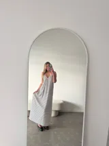 Vestido de jersey con estampado de rayas horizontales en blanco y azul marino, de corte holgado y tirantes finos.