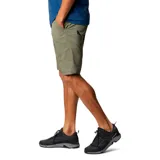 Short de hombre color verde oliva, con bolsillos laterales y traseros con cierre. Protección solar UPF 50 y repelencia al agua.