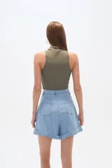 Top blanco de punto canalé, ajustado al cuerpo y con cuello alto.