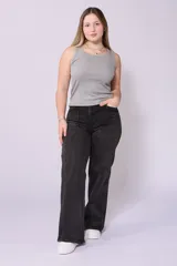 Jean de mujer, tiro alto, color gris claro lavado, corte wide leg (pierna ancha) con detalles de costuras y bolsillos frontales tipo parche.