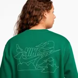 Buzo de frisa Nike Club Fleece color verde con cuello redondo y logo estampado en el pecho y en el puño.