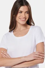 Remera azul de algodón y poliéster, de corte recto, cuello redondo y manga corta.