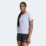 Remera deportiva Adidas Own the Run 3 Rayas, color lila con tres rayas blancas en los hombros y logo blanco en el pecho.