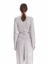 Pantalón plisado oversized, de corte amplio con bolsillos laterales y cintura elástica.