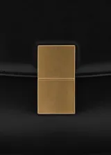 Bolso bandolera de cuero sintético color negro, con forma rectangular y cierre con broche metálico dorado.