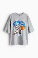 Remera gris de algodón con estampado de Taz de Space Jam jugando al baloncesto y la palabra "SPACE" en azul.