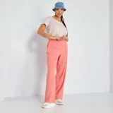 Camiseta de punto color blanco con estampado de corazones rojos y cuello redondo.