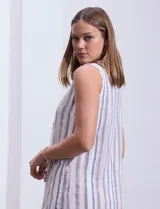 Vestido de algodón a rayas verticales azules y blancas, sin mangas, con cuello a la base y abertura central con lazo de ajuste.