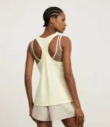 Musculosa deportiva de microfibra color ladrillo, con espalda tipo nadador, escote redondo y perforaciones en toda la prenda.