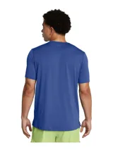 Remera deportiva verde militar de manga corta, con logo de Under Armour estampado en el pecho.