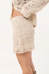 Minifalda cruda de crochet con cintura elastizada.