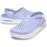 Zuecos Crocs InMotion Clog color gris claro con suela blanca y detalles en negro.