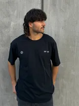 Remera negra de corte oversize con estampado en la espalda con la leyenda "OSTEN EVERYDAY URBAN AESTHETICS PREMIUM BASICS QUALITY APPAREL URBAN LIFESTYLE".