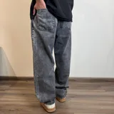 Pantalón de jean gris oscuro con efecto lavado, corte amplio y tiro alto.