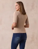 Remera color beige de tejido rib, con cuello redondo y manga corta.